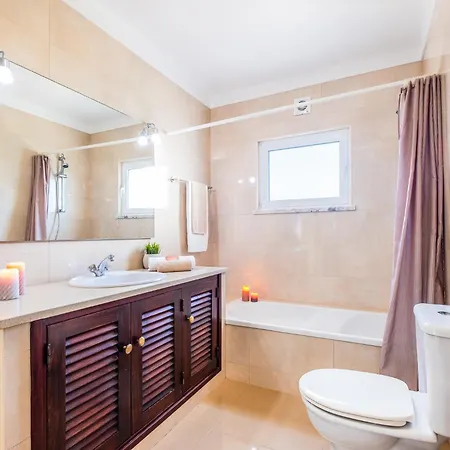 Villa Renaissance - Moradia Com Piscina Aquecivel E Bbq Em Carvoeiro (Lagoa)